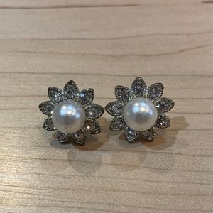 Pearl studs